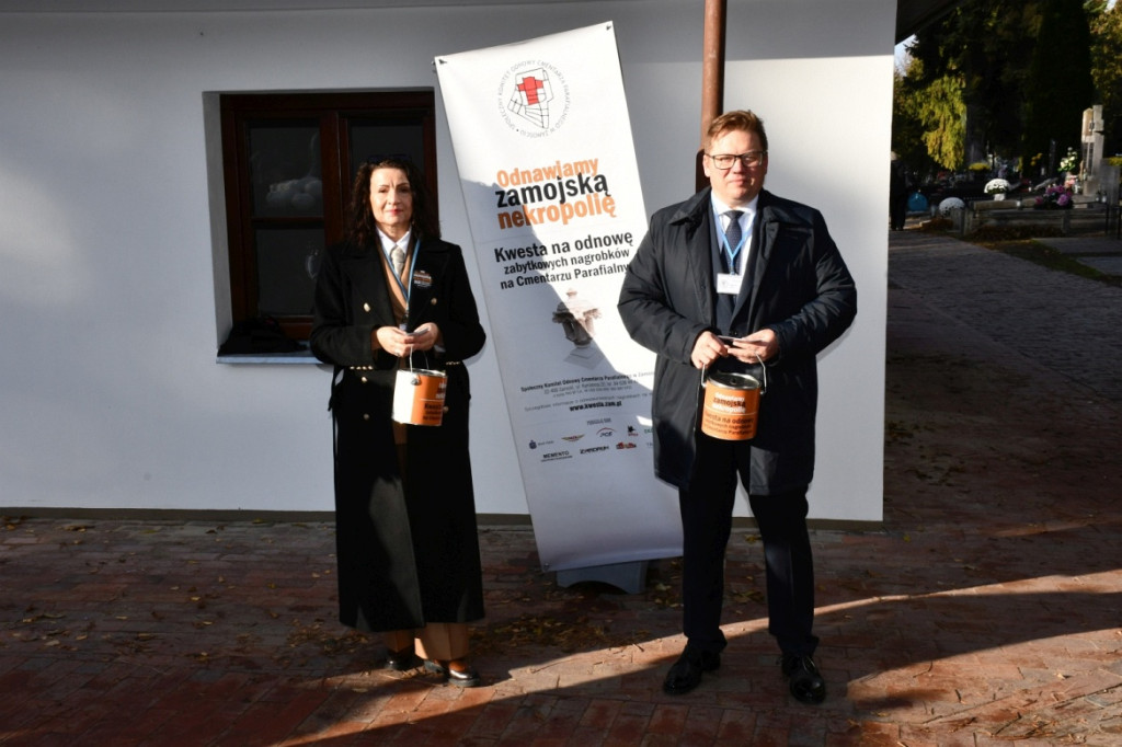 Kwesta 1 listopada na cmentarzu