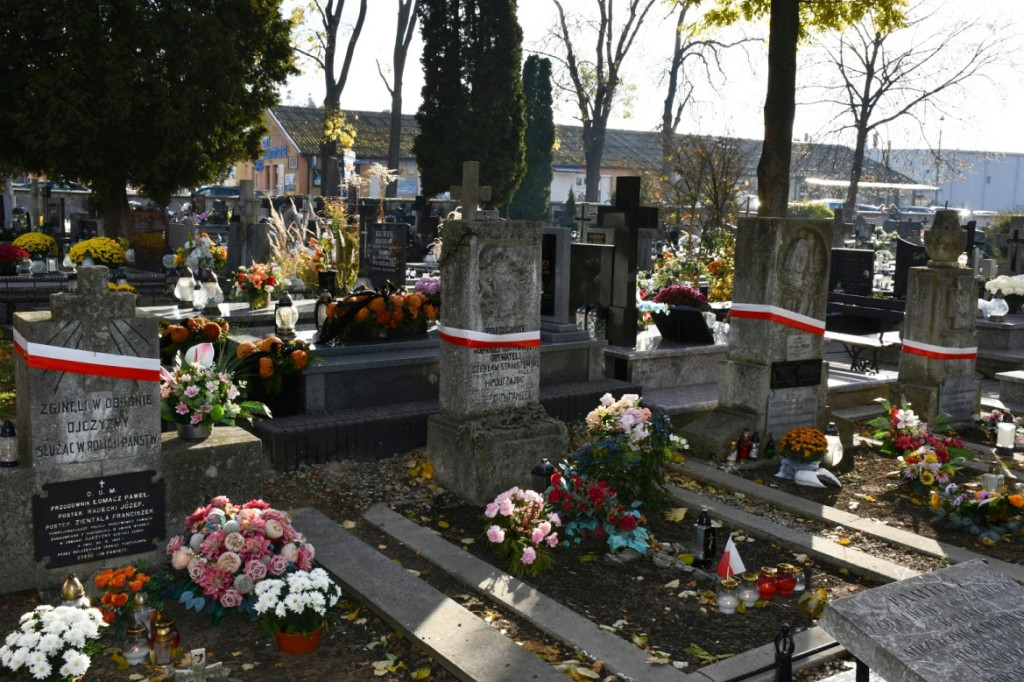 Kwesta 1 listopada na cmentarzu