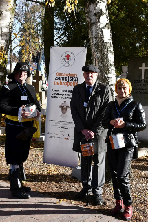 Kwesta 1 listopada na cmentarzu