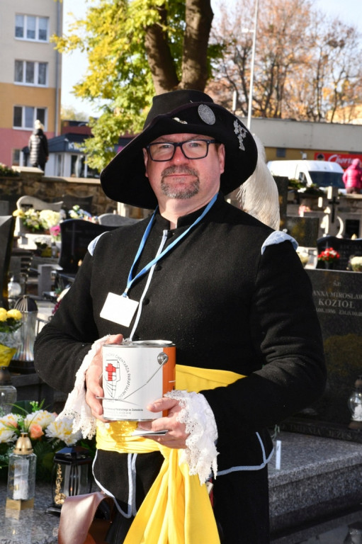 Kwesta 1 listopada na cmentarzu