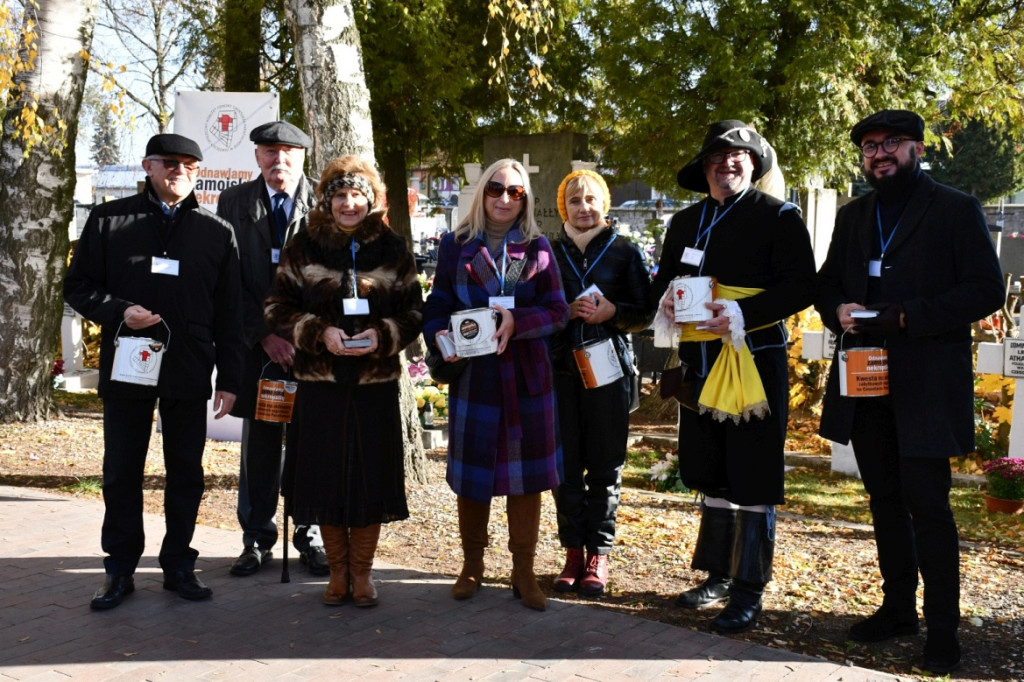 Kwesta 1 listopada na cmentarzu