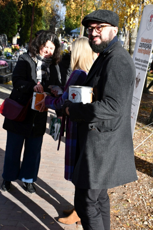 Kwesta 1 listopada na cmentarzu