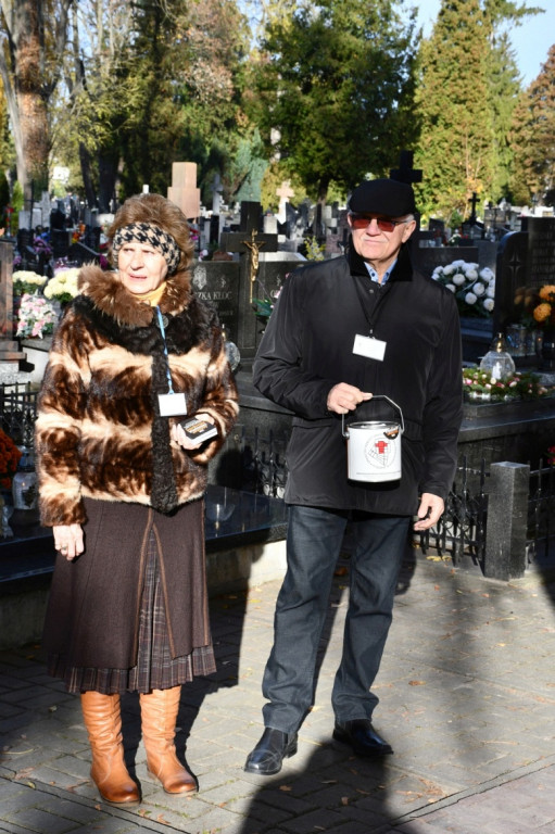 Kwesta 1 listopada na cmentarzu