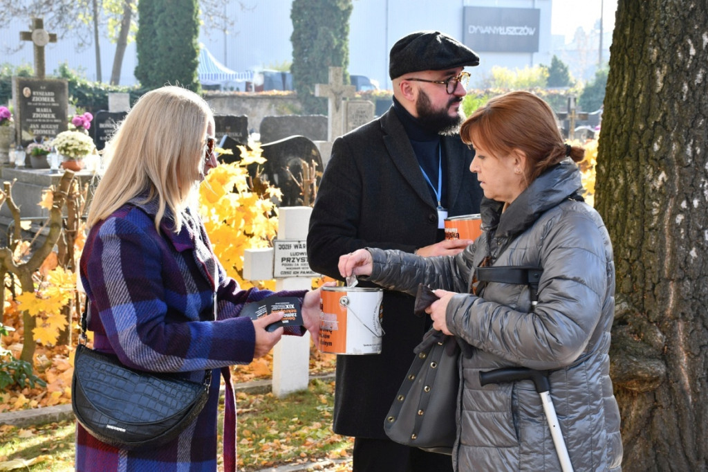 Kwesta 1 listopada na cmentarzu