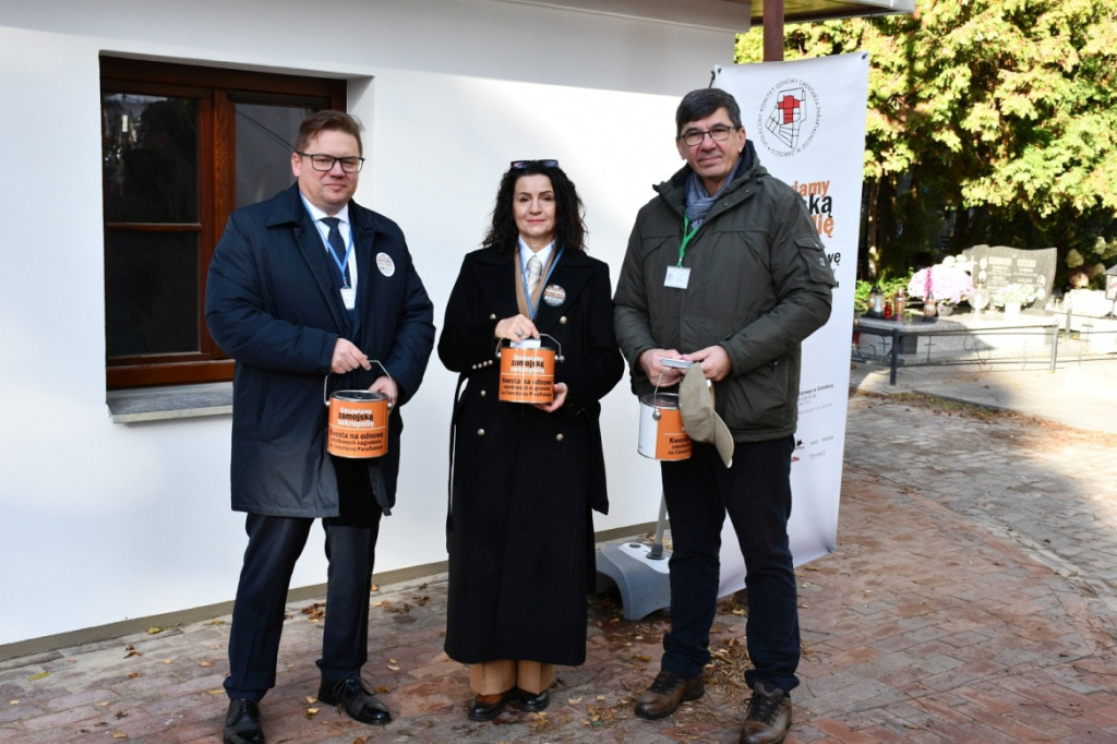 Kwesta 1 listopada na cmentarzu