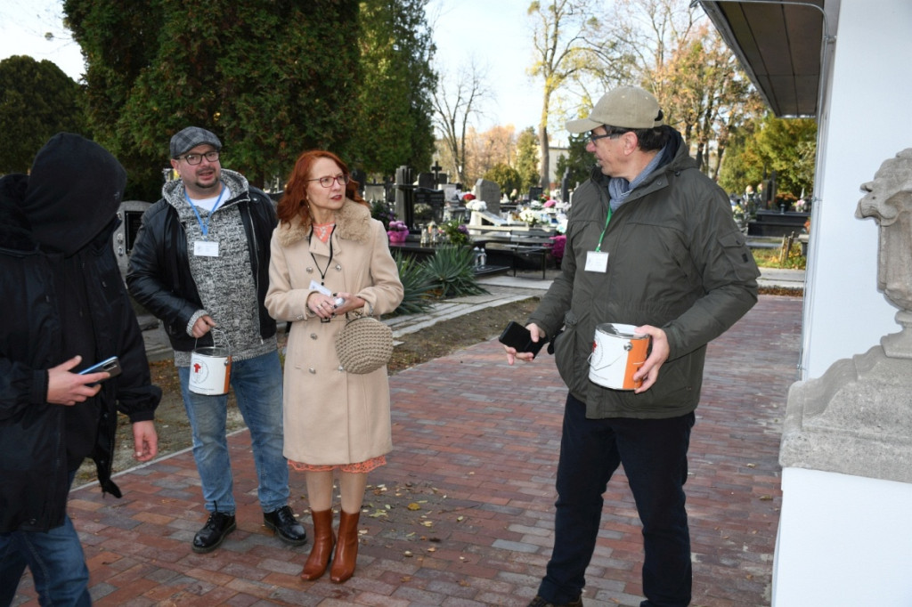 Kwesta 1 listopada na cmentarzu