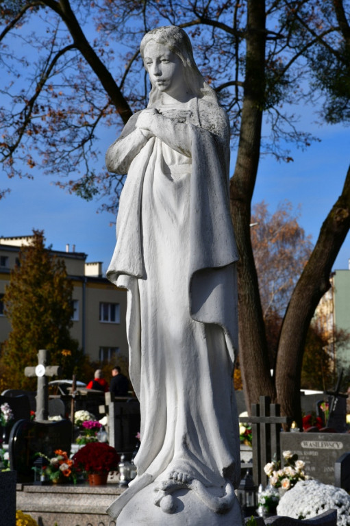 Kwesta 1 listopada na cmentarzu