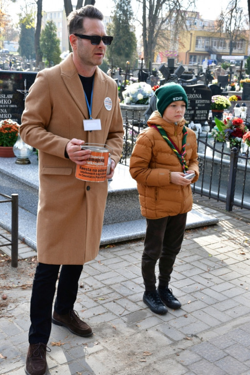 Kwesta 1 listopada na cmentarzu