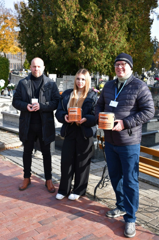 Kwesta 1 listopada na cmentarzu