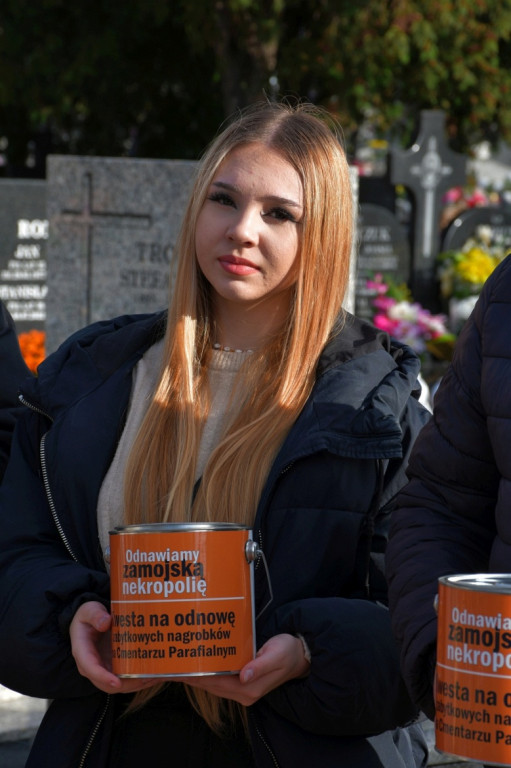 Kwesta 1 listopada na cmentarzu