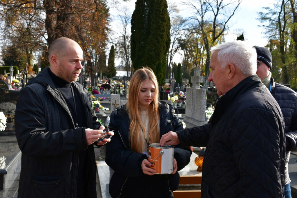 Kwesta 1 listopada na cmentarzu