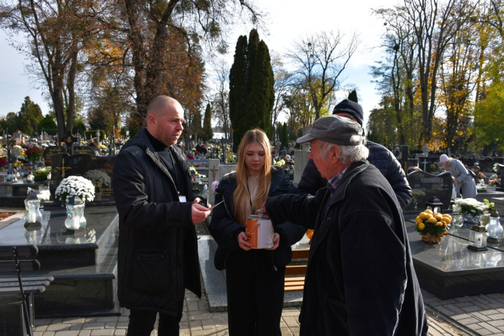 Kwesta 1 listopada na cmentarzu
