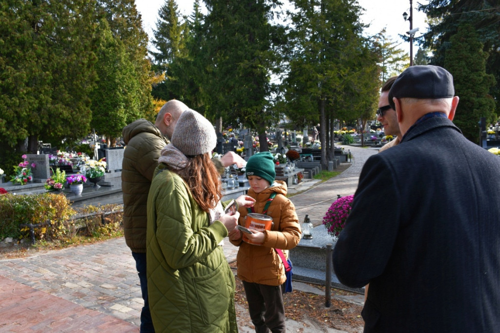 Kwesta 1 listopada na cmentarzu