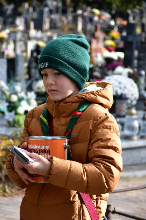 Kwesta 1 listopada na cmentarzu