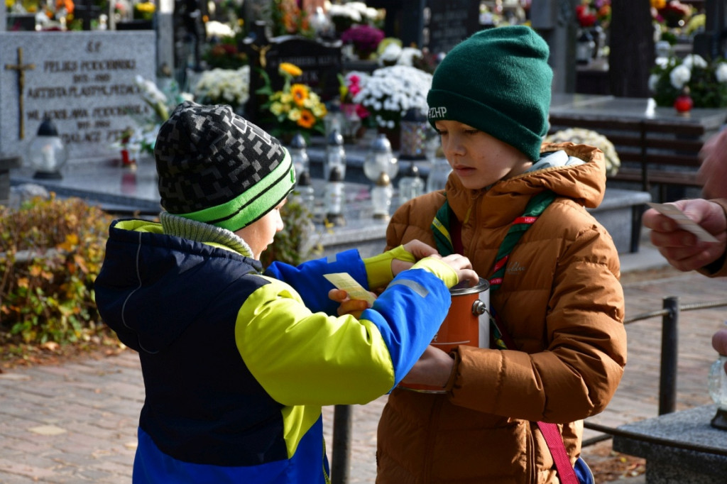 Kwesta 1 listopada na cmentarzu