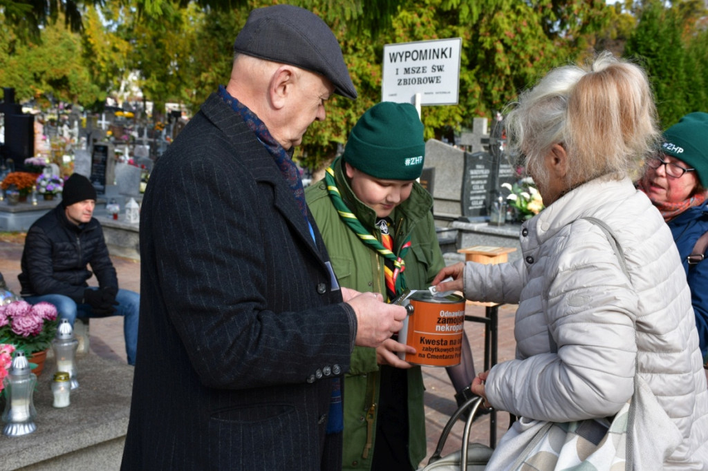 Kwesta 1 listopada na cmentarzu