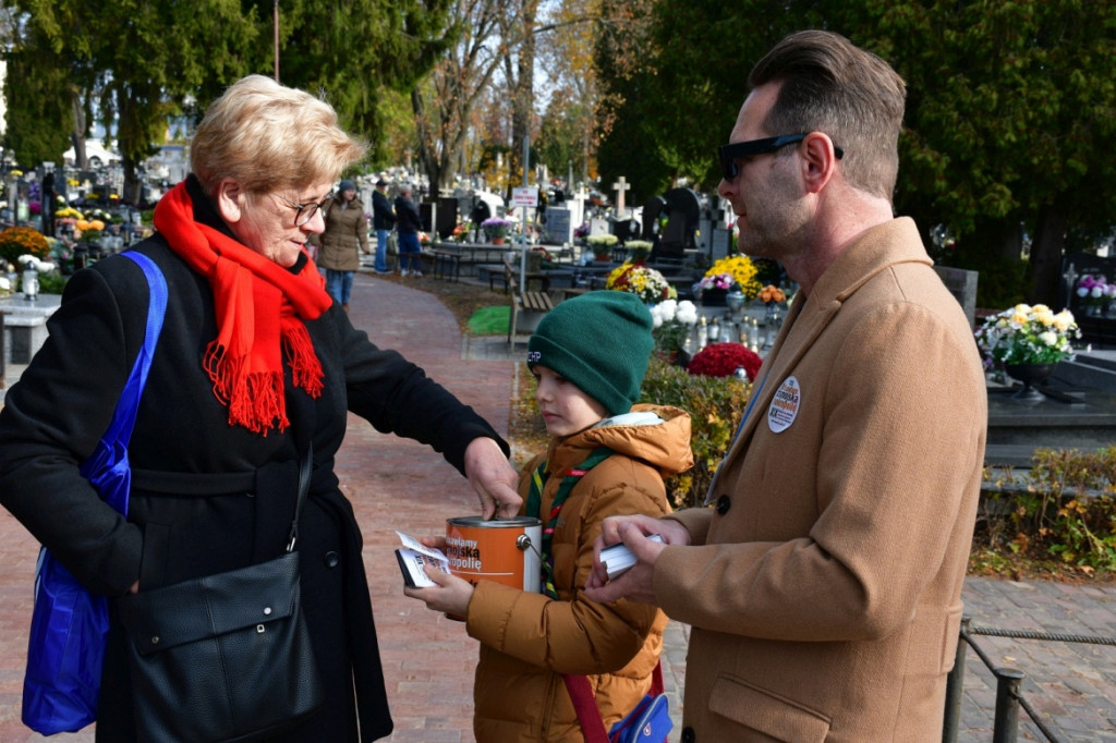 Kwesta 1 listopada na cmentarzu