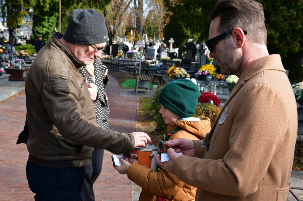 Kwesta 1 listopada na cmentarzu