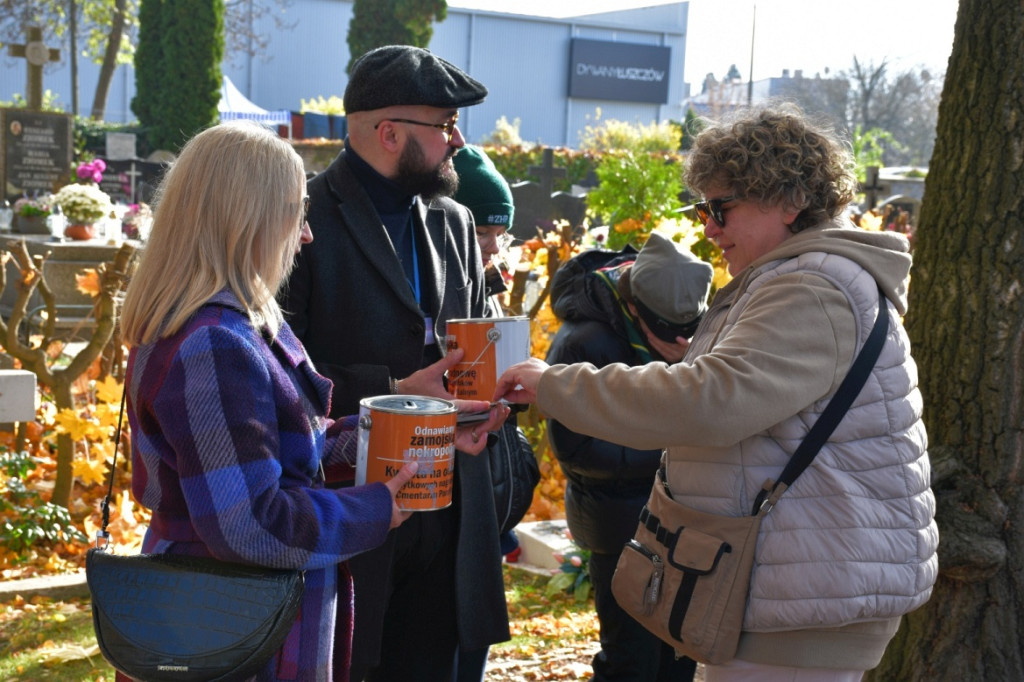 Kwesta 1 listopada na cmentarzu