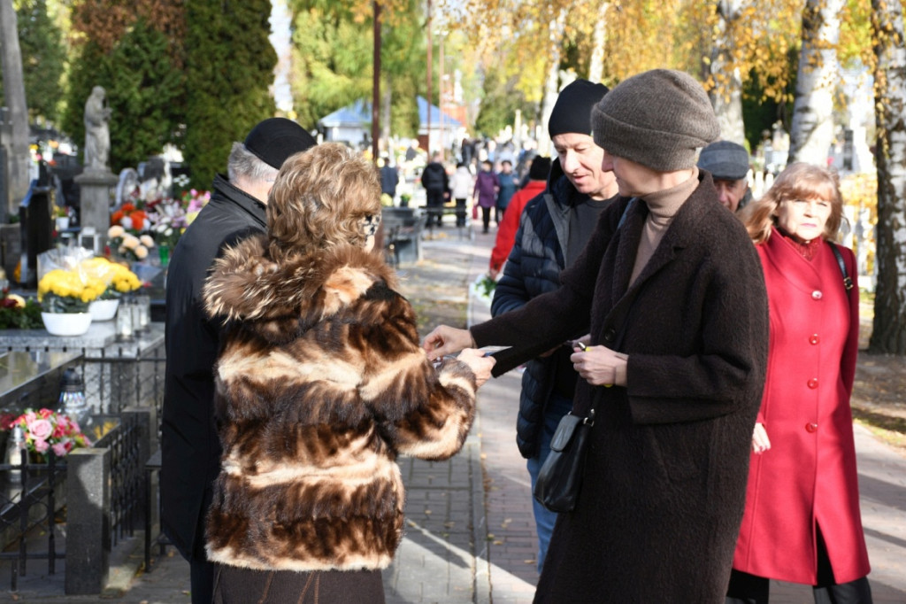 Kwesta 1 listopada na cmentarzu