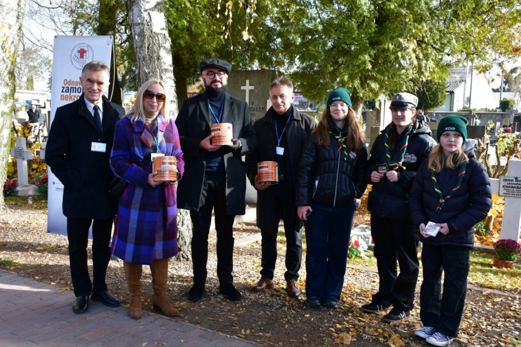 Kwesta 1 listopada na cmentarzu