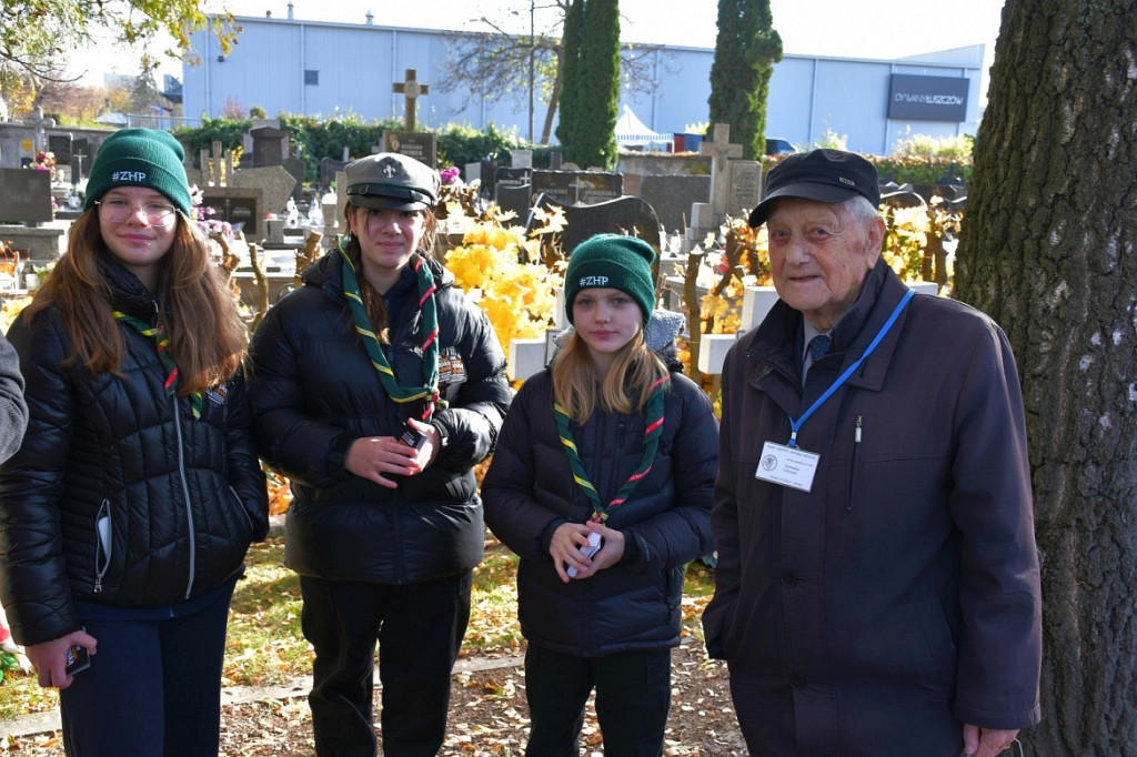 Kwesta 1 listopada na cmentarzu