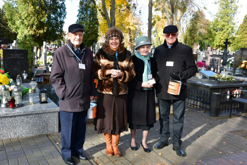 Kwesta 1 listopada na cmentarzu