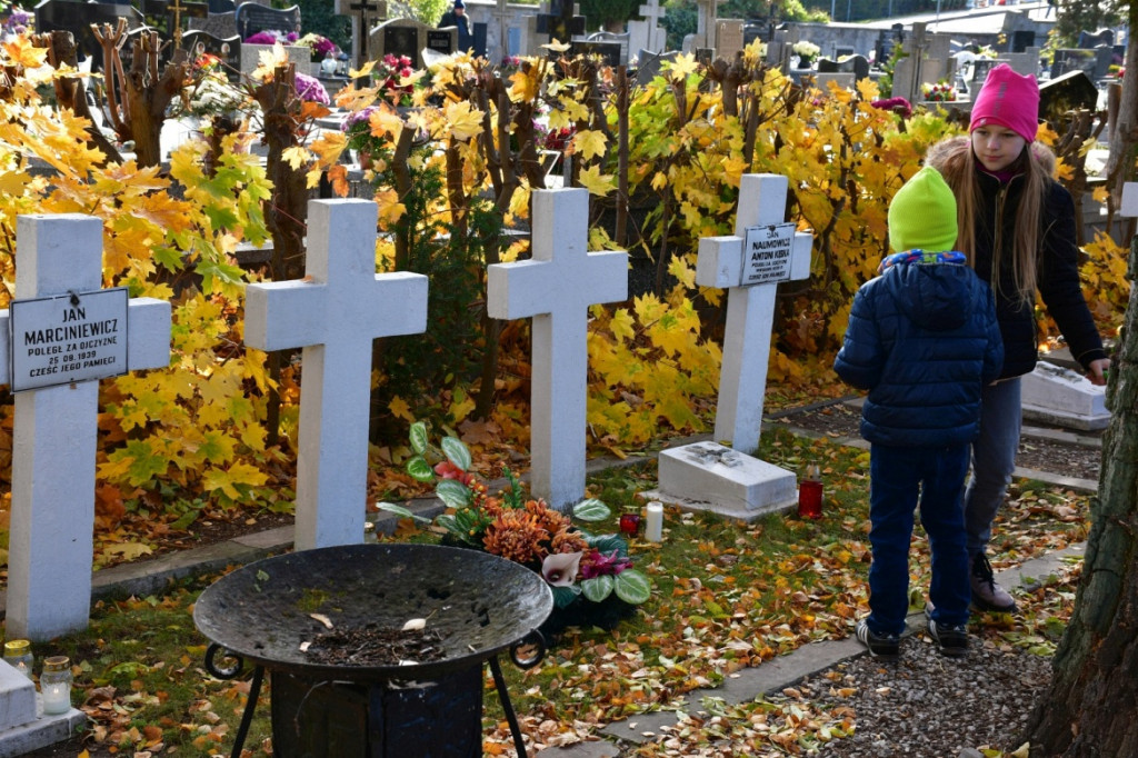 Kwesta 1 listopada na cmentarzu