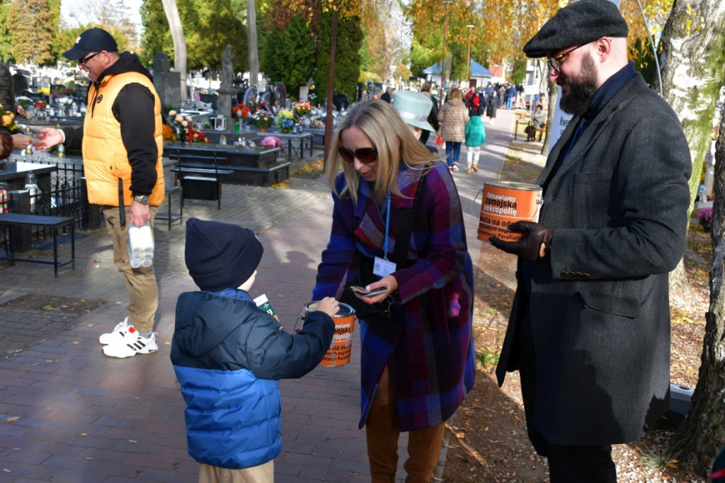 Kwesta 1 listopada na cmentarzu