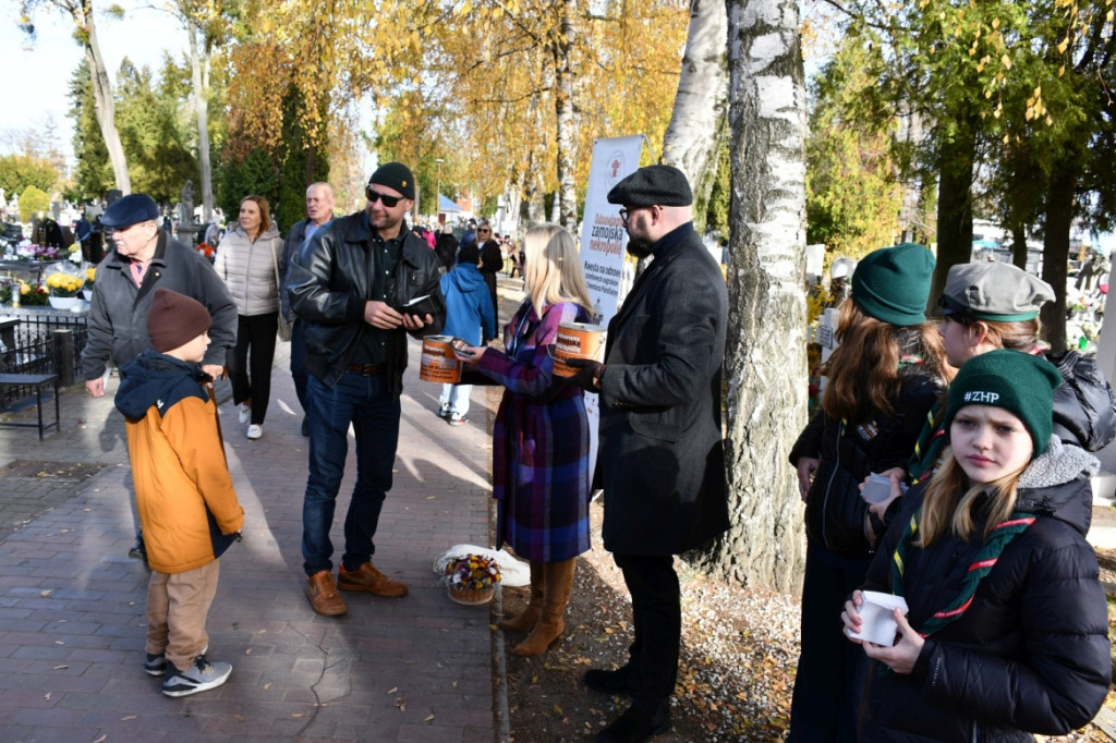 Kwesta 1 listopada na cmentarzu