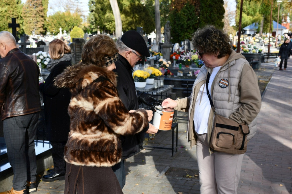 Kwesta 1 listopada na cmentarzu