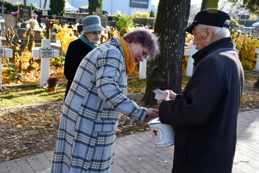 Kwesta 1 listopada na cmentarzu