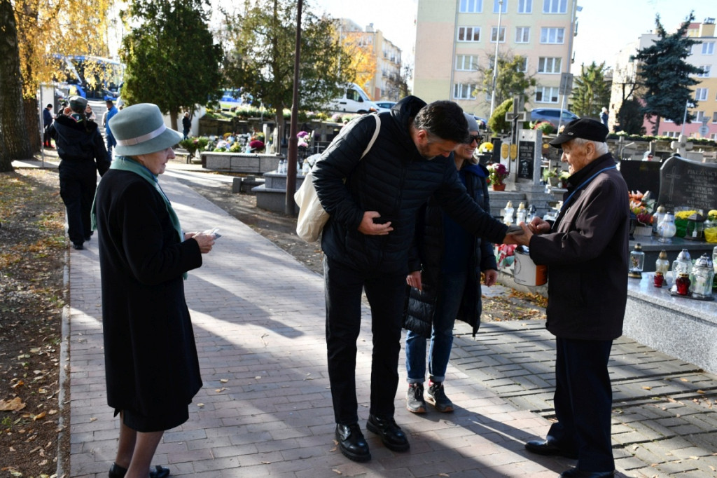 Kwesta 1 listopada na cmentarzu