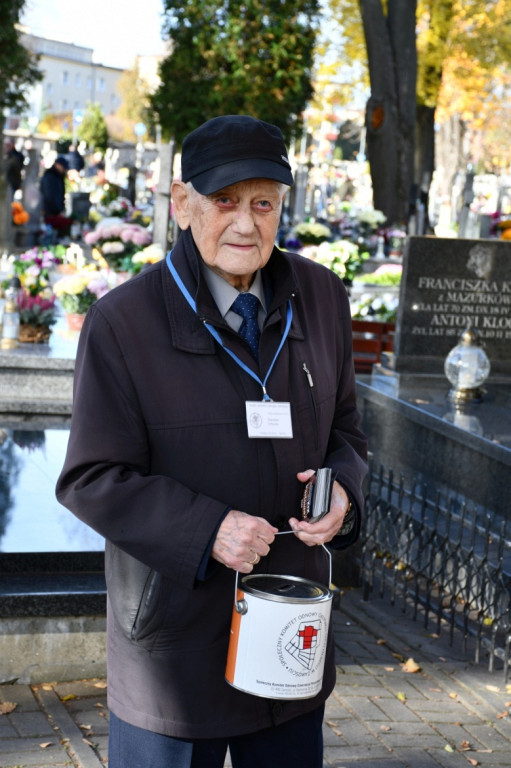 Kwesta 1 listopada na cmentarzu