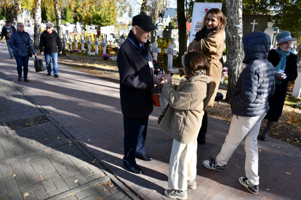 Kwesta 1 listopada na cmentarzu
