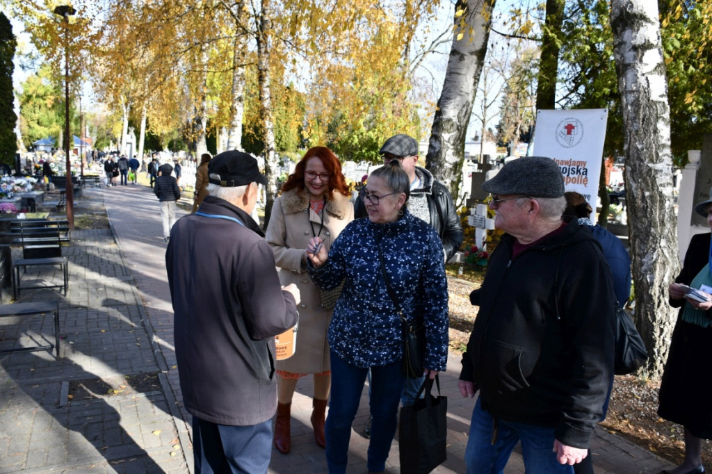 Kwesta 1 listopada na cmentarzu