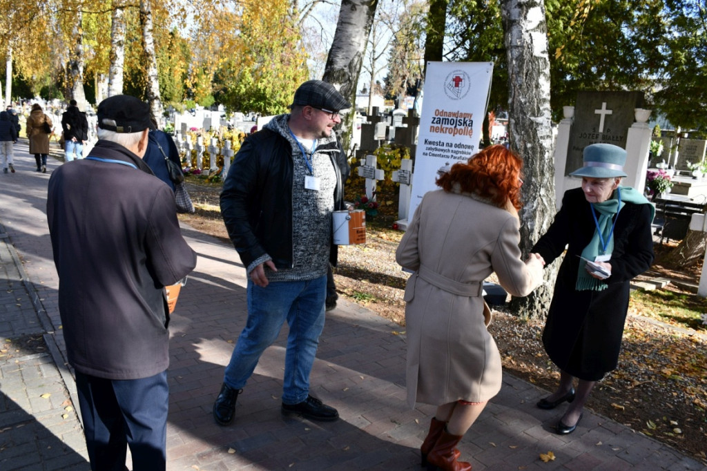 Kwesta 1 listopada na cmentarzu