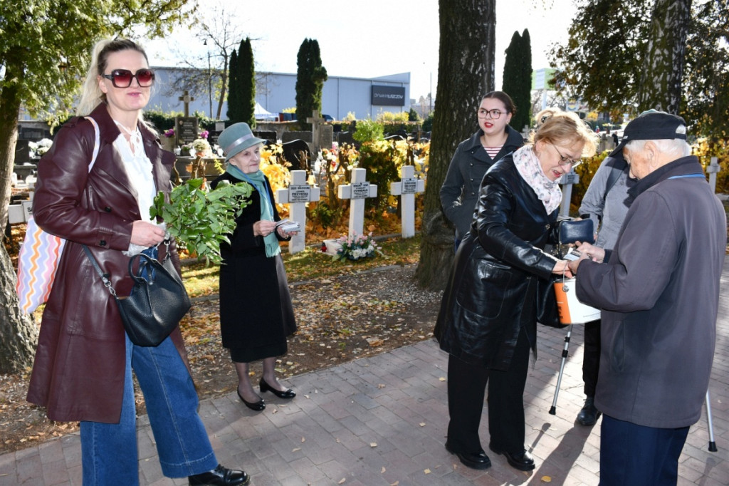 Kwesta 1 listopada na cmentarzu