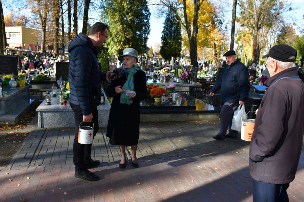 Kwesta 1 listopada na cmentarzu