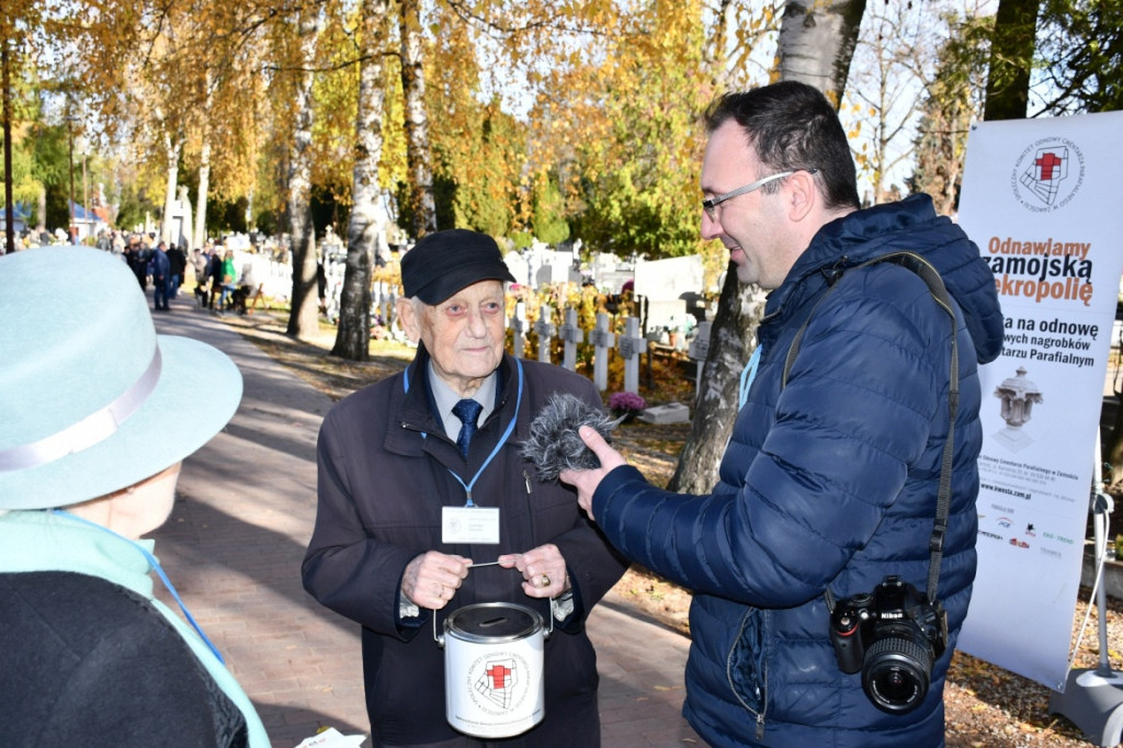 Kwesta 1 listopada na cmentarzu