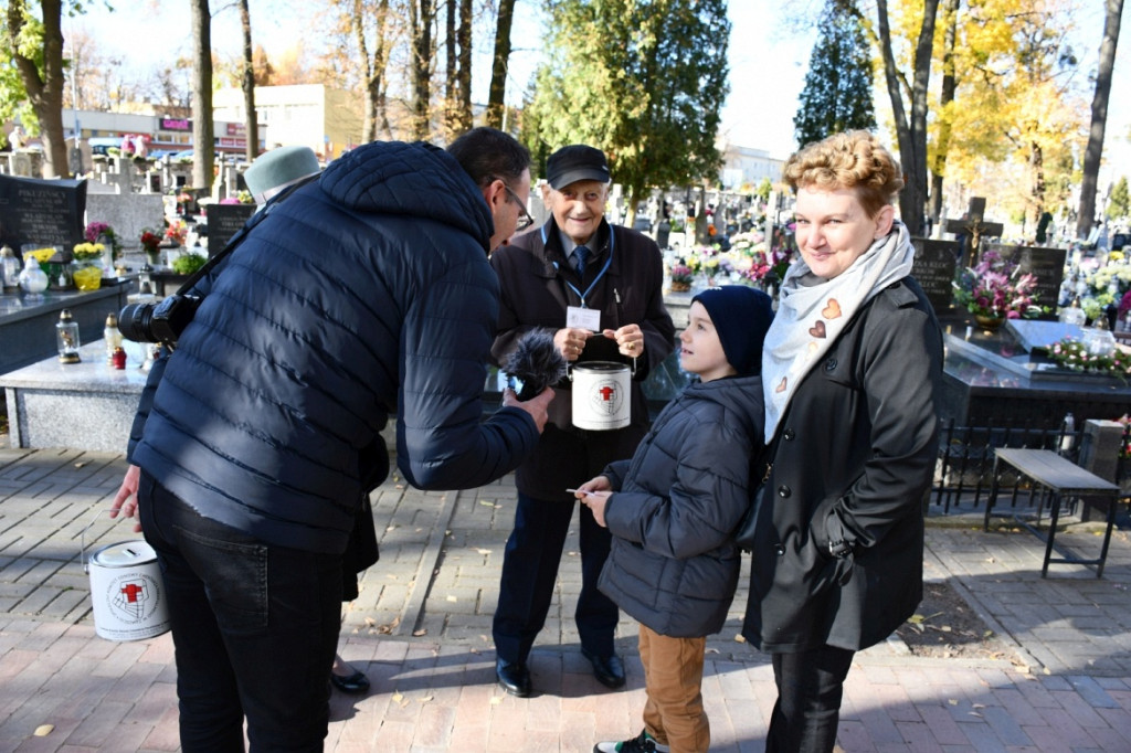 Kwesta 1 listopada na cmentarzu