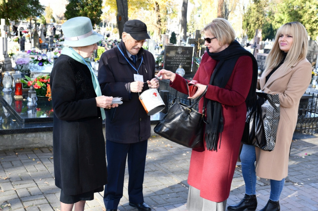 Kwesta 1 listopada na cmentarzu