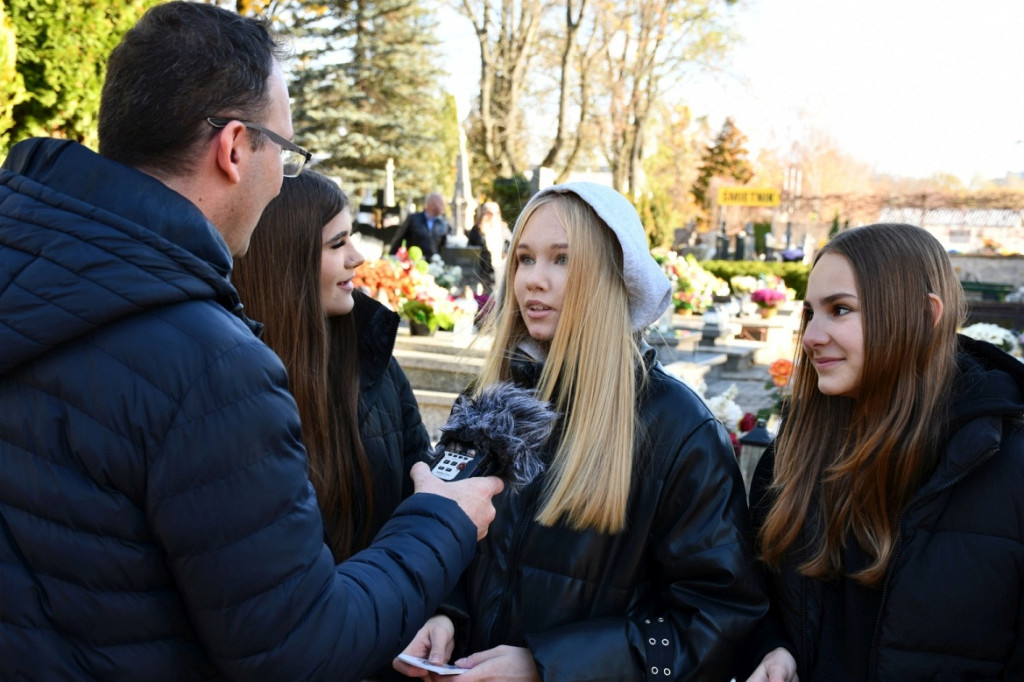 Kwesta 1 listopada na cmentarzu