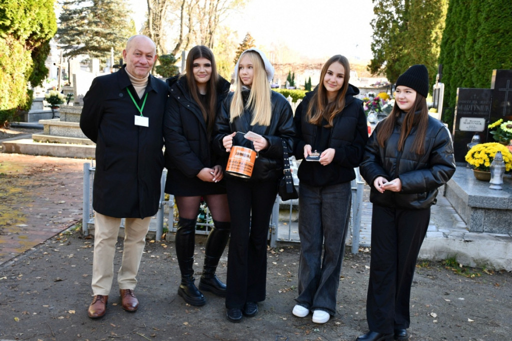 Kwesta 1 listopada na cmentarzu