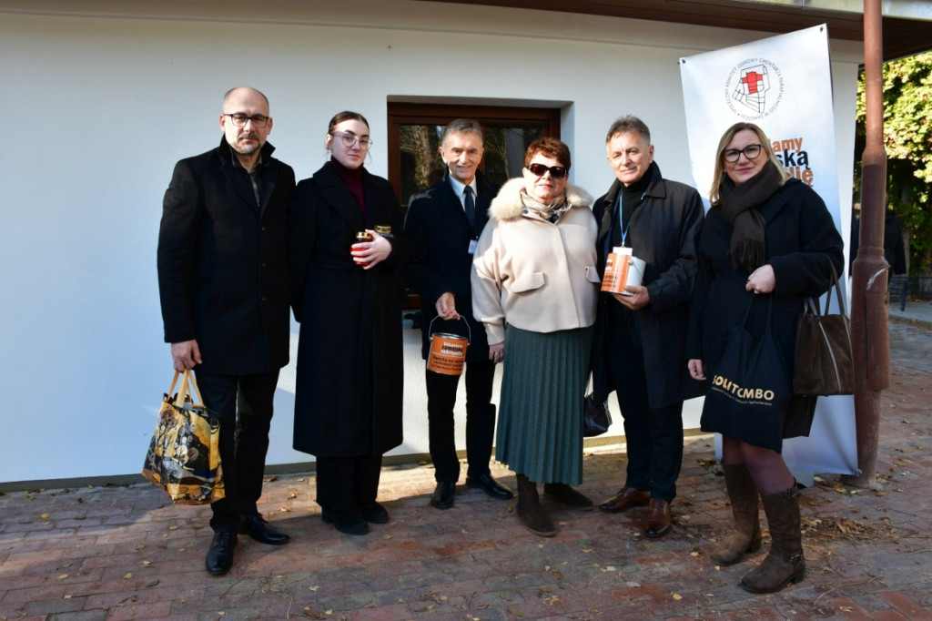 Kwesta 1 listopada na cmentarzu