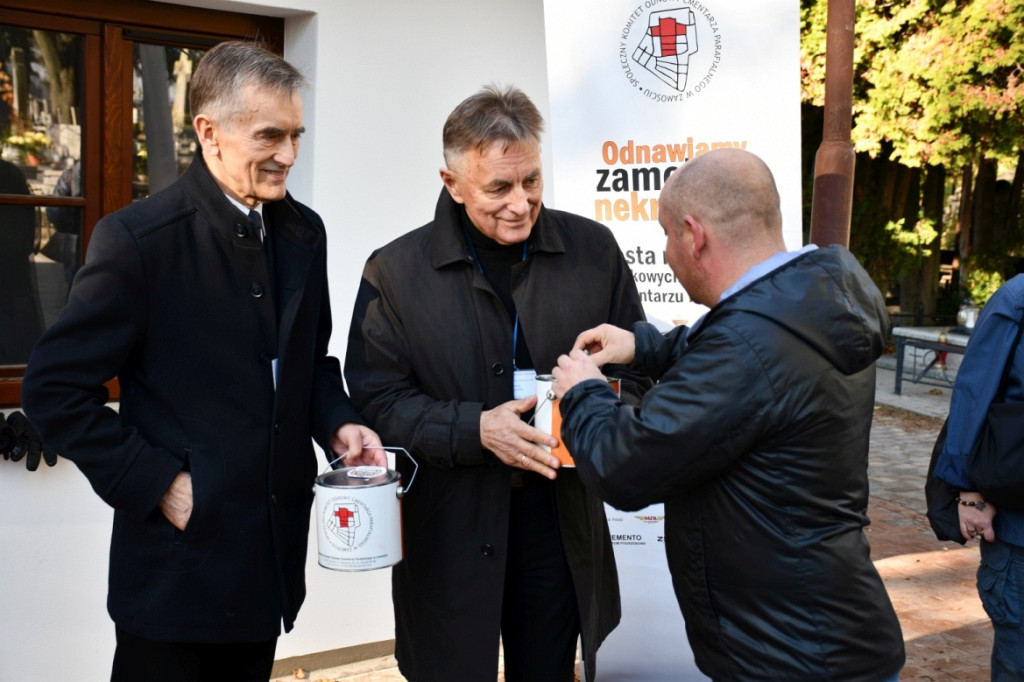 Kwesta 1 listopada na cmentarzu