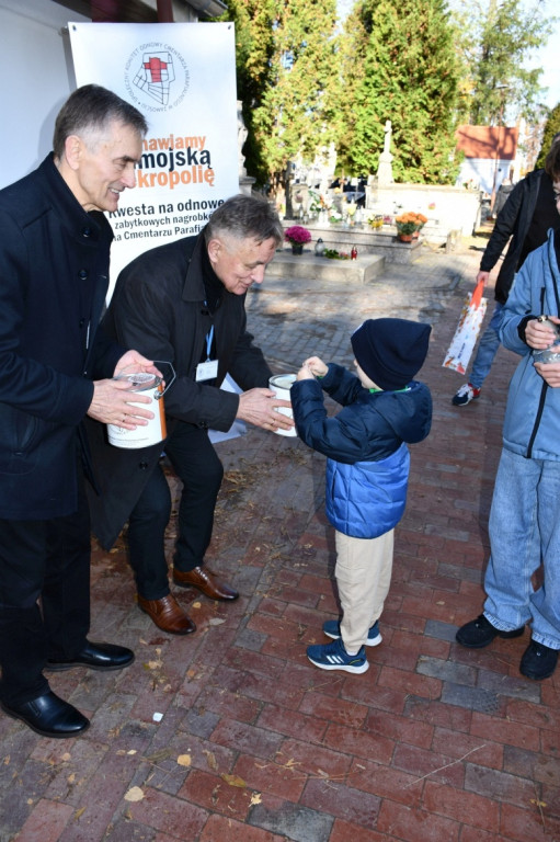 Kwesta 1 listopada na cmentarzu