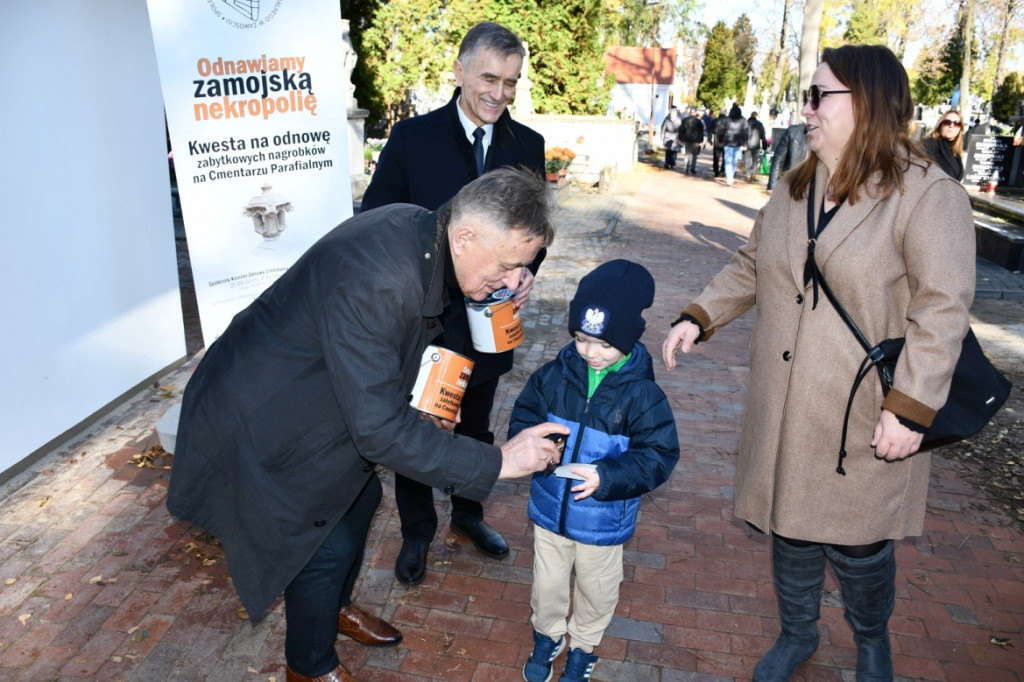 Kwesta 1 listopada na cmentarzu