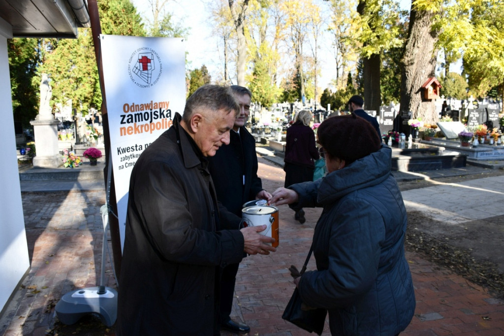 Kwesta 1 listopada na cmentarzu