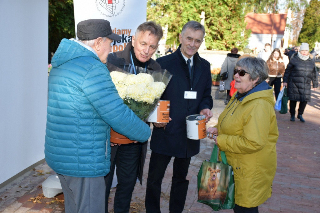 Kwesta 1 listopada na cmentarzu